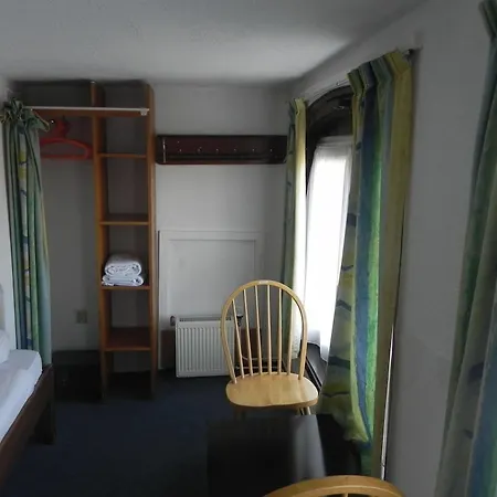Crown Hotel *