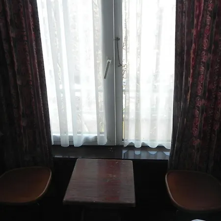 Crown Hotel *