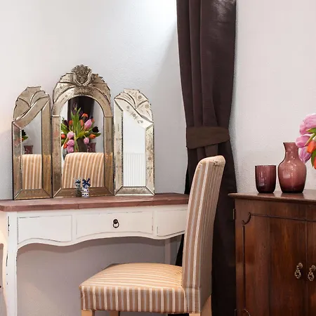 Crown Hotel 3*