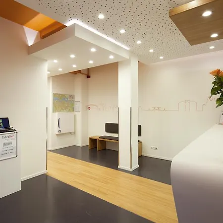 Easyhotel City Centre South 2*