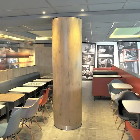 Ibis West מלון