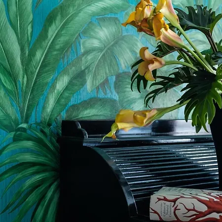 מלון Rosalia's Menagerie Cocktail Bar & Innupstairs 3*