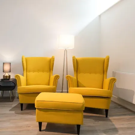 Clean And Modern Nassau Canal Apartment