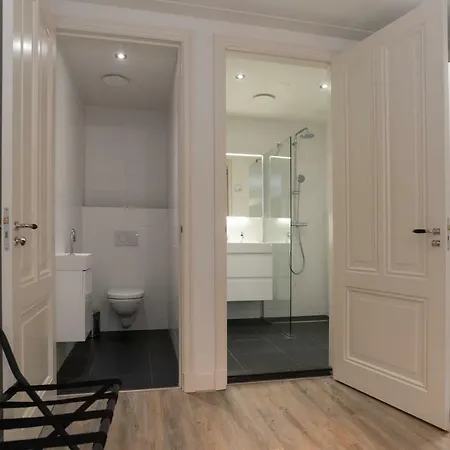 Clean And Modern Nassau Canal Apartment *