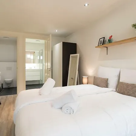 Clean And Modern Nassau Canal Apartment