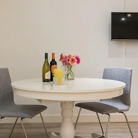 Clean And Modern Nassau Canal Apartment