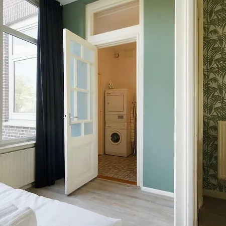 Spacious 4p Canal Apartment