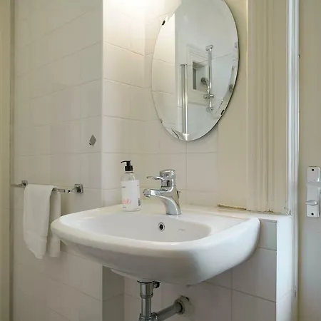 Spacious 4p Canal Apartment *