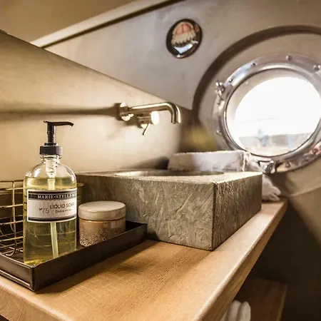 Bed & Breakfast Boat & Boost *