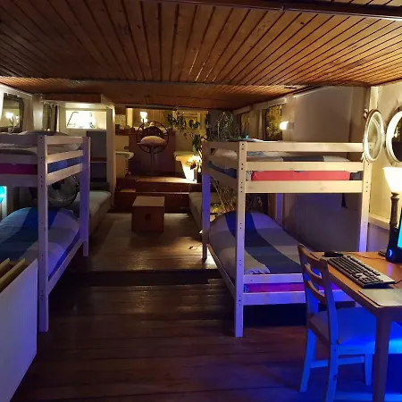 Beagle Family Houseboat