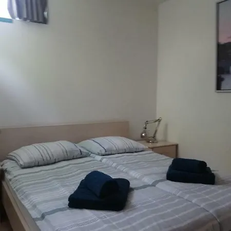 Houseboat Vliegenbos Bed & Breakfast *
