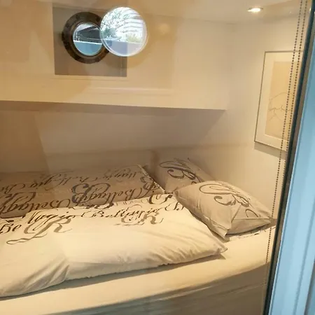 דירה Houseboat Rose *