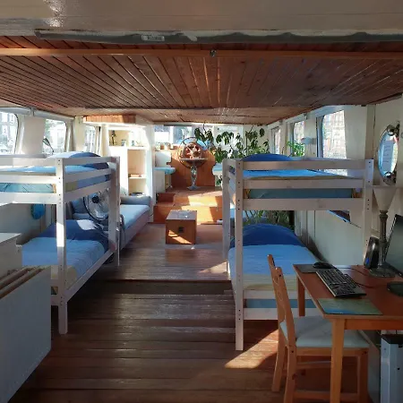 Beagle Family Houseboat Hotel en barco
