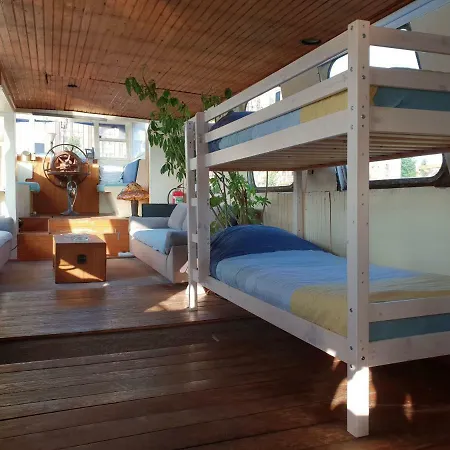Beagle Family Houseboat Hotel en barco Ámsterdam