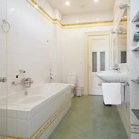 Spacious 4p Canal Apartment Amsterdam