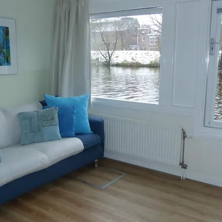 Houseboat In The Center, 5 Min Walk To Tropical Museum, Free Wifi! Apartment