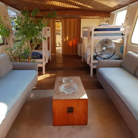 Beagle Family Houseboat Hotel en barco