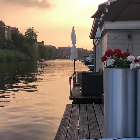 Couette-café Luxury On Robs Houseboat Special For Couples