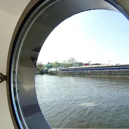 بيت ضيافة Eco Houseboat *
