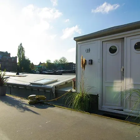 بيت ضيافة Eco Houseboat