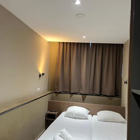 Blossoms Hotel 2*