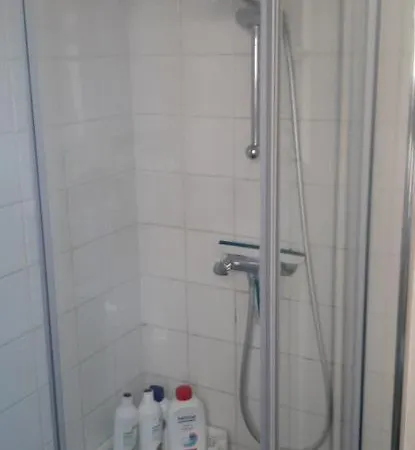 Nicole, Not For Parties, Not A Hotel, With Shared Bathroom, No Kitchen Privatunterkunft *
