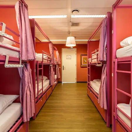 Hostelle - Women Only