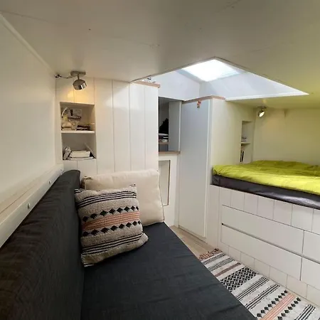 Spacious Homely House Boat 샬레