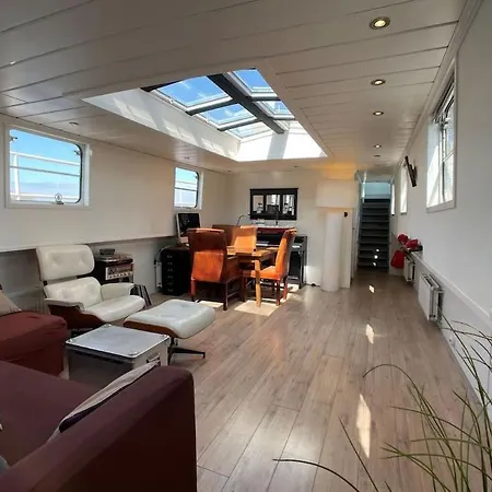 샬레 Spacious Homely House Boat *