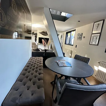 Houseboat-amsterdam *