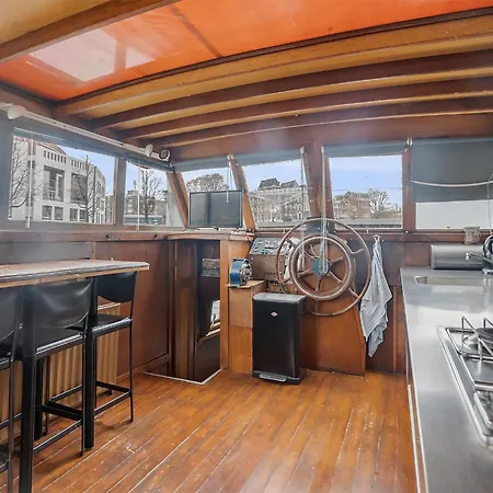 Апартаменты Amstel Houseboat Right Across The Opera