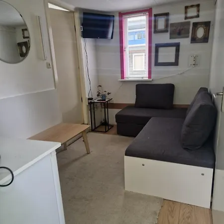 Houseboat Bed & Breakfast *