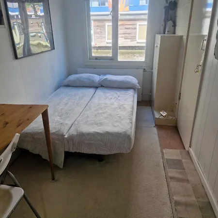 Houseboat Bed & Breakfast *