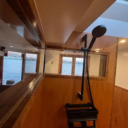 Casey's View House Boat Frühstückspension *