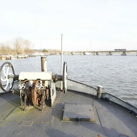 The Island Houseboat Botel