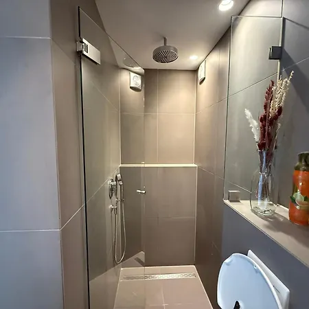 Elegant Canal-side In Heart Of Apartman