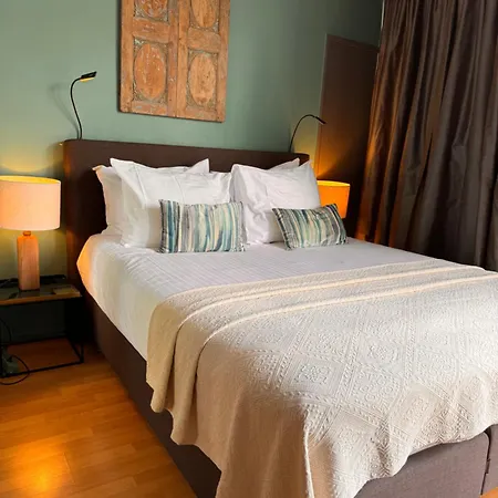 Bed & Breakfast Decor Canal House