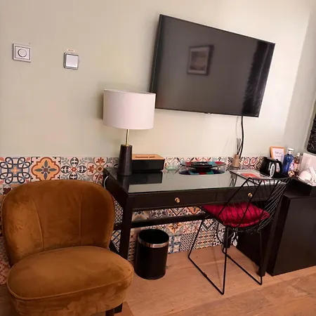 Bed & Breakfast Decor Canal House
