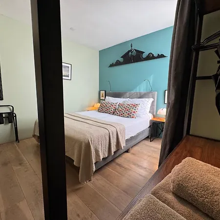 Decor Canal House Bed & Breakfast *