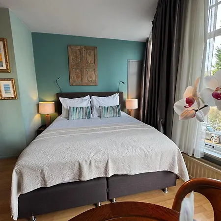 Bed & Breakfast Decor Canal House
