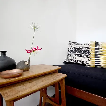 Beautiful 2 Floor Vondelpark Apartment. Bed & Breakfast
