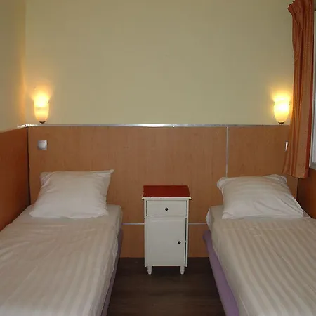 Hotel Blossoms 2*