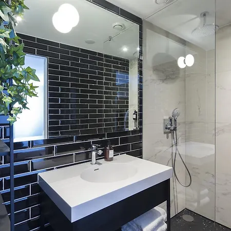 מלון The Highland House 4*