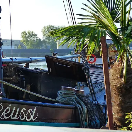 Houseboat Reussi Bed & Breakfast *