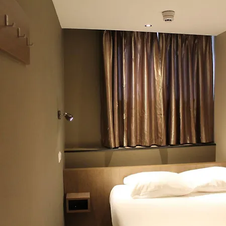 Blossoms Hotel 2*