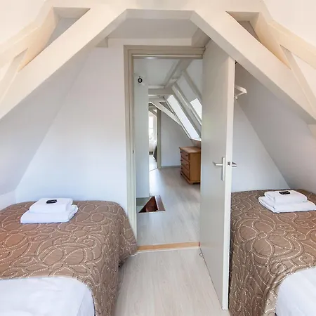 Short Group Carre Otel
