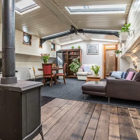 Houseboat Reussi Bed & Breakfast *