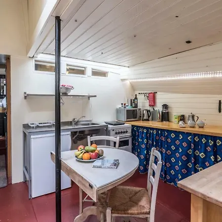 Houseboat Reussi Bed & Breakfast *