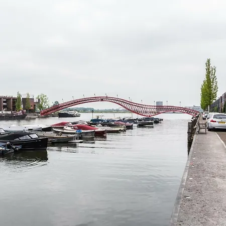 Houseboat Reussi Bed & Breakfast