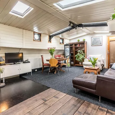 Houseboat Reussi